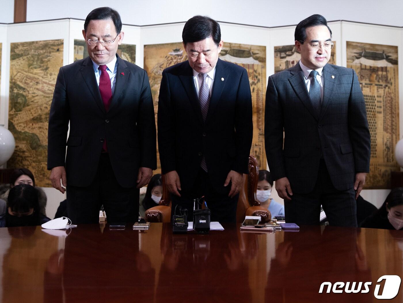 본문 이미지 - 김진표 국회의장&#40;가운데&#41;과 여야 원내대표가 16일 오후 서울 여의도 국회에서 예산안 관련 회동에 앞서 기념 촬영을 마친 후 자리로 향하고 있다. 왼쪽부터 주호영 국민의힘 원내대표, 김 의장, 박홍근 더불어민주당 원내대표. 2022.12.16/뉴스1 ⓒ News1 이재명 기자