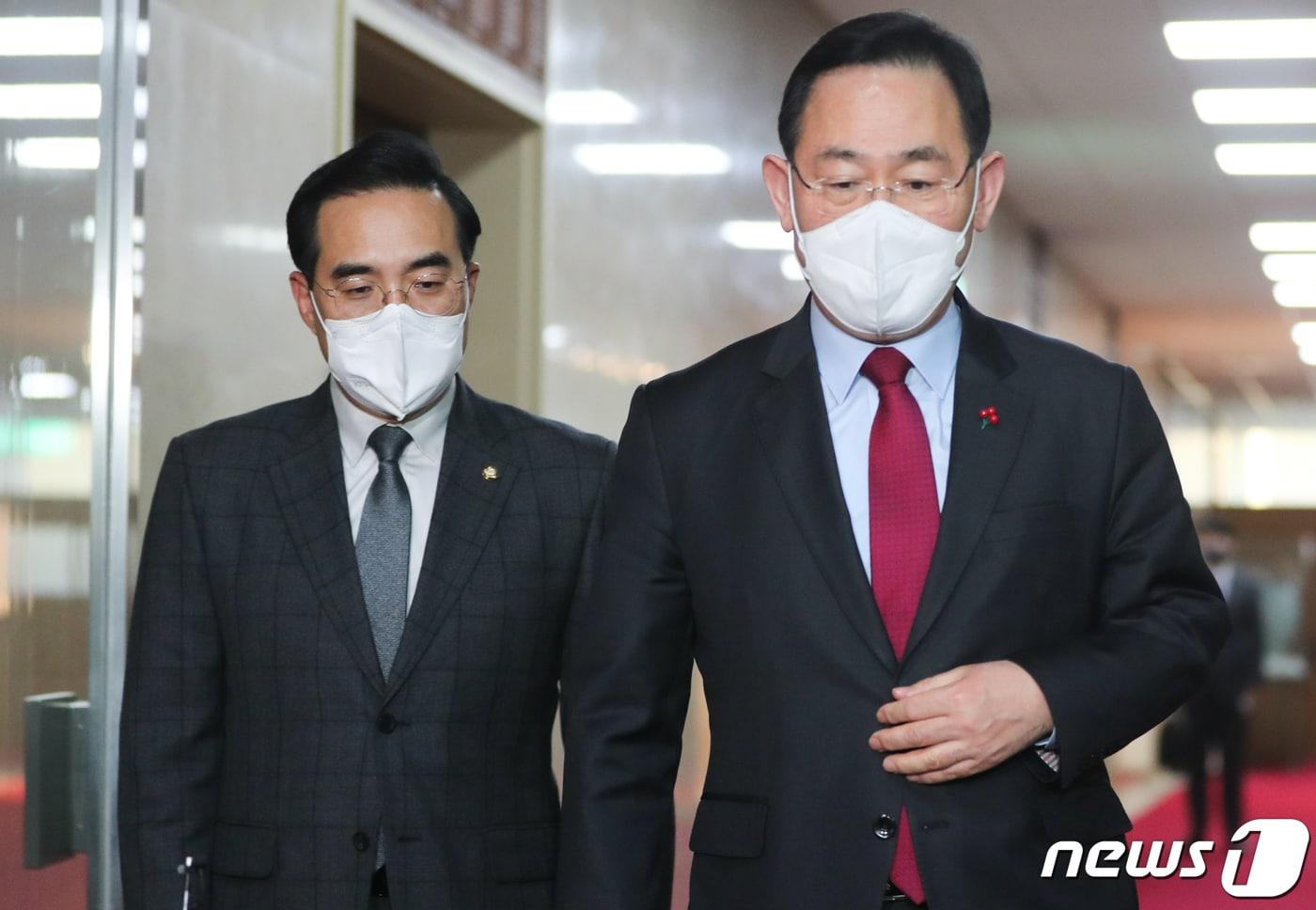 본문 이미지 - 주호영 국민의힘 원내대표(오른쪽)와 박홍근 더불어민주당 원내대표가 16일 서울 여의도 국회에서 열린 국회의장·여야 원내대표 회동을 마친 뒤 의장실을 나서고 있다. 2022.12.16/뉴스1 ⓒ News1 허경 기자