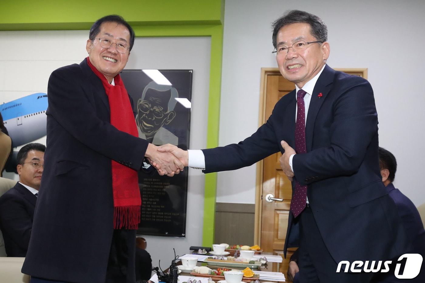 본문 이미지 - 홍준표 대구시장이 지난 16일 오후 경북 군위군청을 방문해 김진열 군위군수와 악수하고 있다. /뉴스1 ⓒ News1 공정식 기자