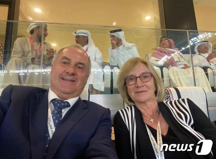 본문 이미지 -  카타르 월드컵을 직관한 울리 슈틸리케 감독&#40;왼쪽&#41;&#40;인포베 캡처&#41;