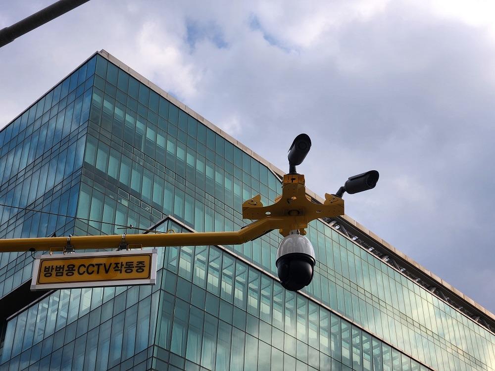본문 이미지 - 중앙대 인근에 새로 설치된 CCTV 모습 (자료제공=동작구)
