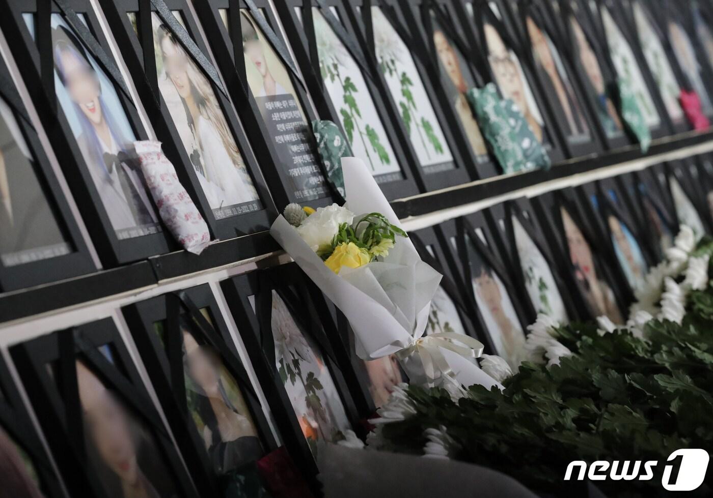 본문 이미지 - 이태원 참사 희생자 49재를 맞은 16일 서울 용산구 이태원광장에 마련된 10·29 이태원 참사 시민분향소에 꽃과 손 난로가 놓여 있다. 2022.12.16/뉴스1 ⓒ News1 송원영 기자