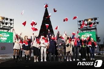 본문 이미지 - 이영 중소벤처기업부 장관(가운데)이 16일 서울 종로구 열린송현 녹지광장에서 열린 '한겨울의 동행축제 윈·윈터 페스티벌' 개막식 중 산타홍보단과 퍼포먼스를 하고 있다. (중소벤처기업부 제공) 