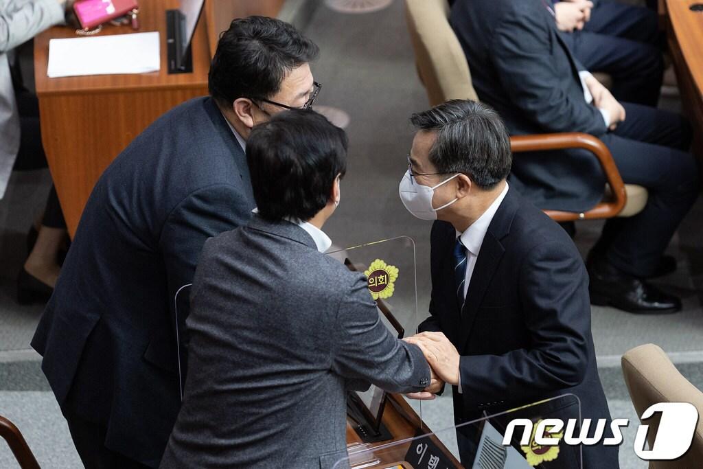 본문 이미지 - 17일 오후 경기도의회 본회의장에서 열린 제365회 정례회 제7차 본회의에서 김동연 경기도지사가 경기도의원들과 악수하고 있다.(경기도 제공)/뉴스1