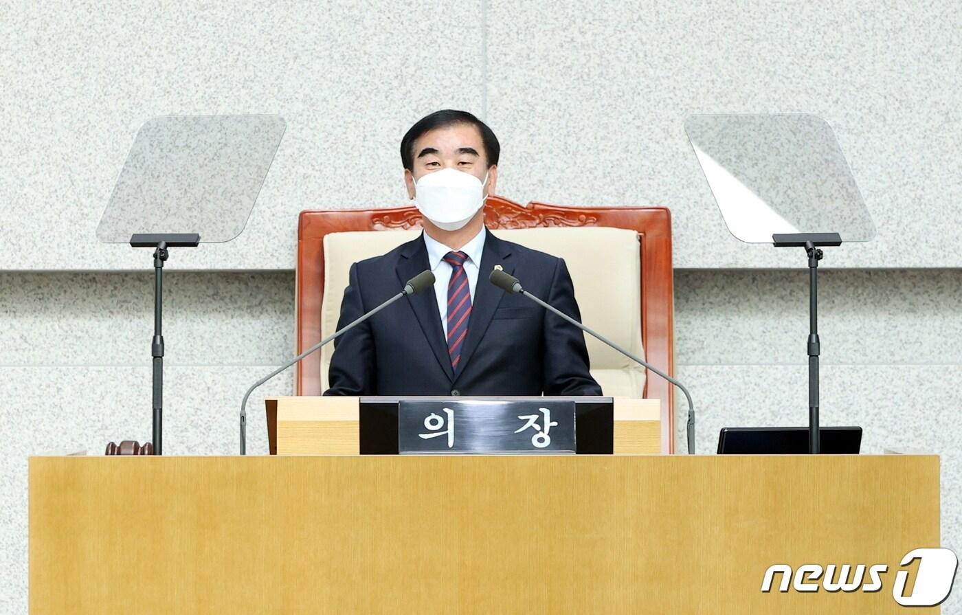 본문 이미지 - 염종현 경기도의회 의장이 17일 본회의에서 경기도와 경기도교육청의 새해 예산안 의결 후 폐회사를 하고 있다.(경기도의회 제공)/뉴스1