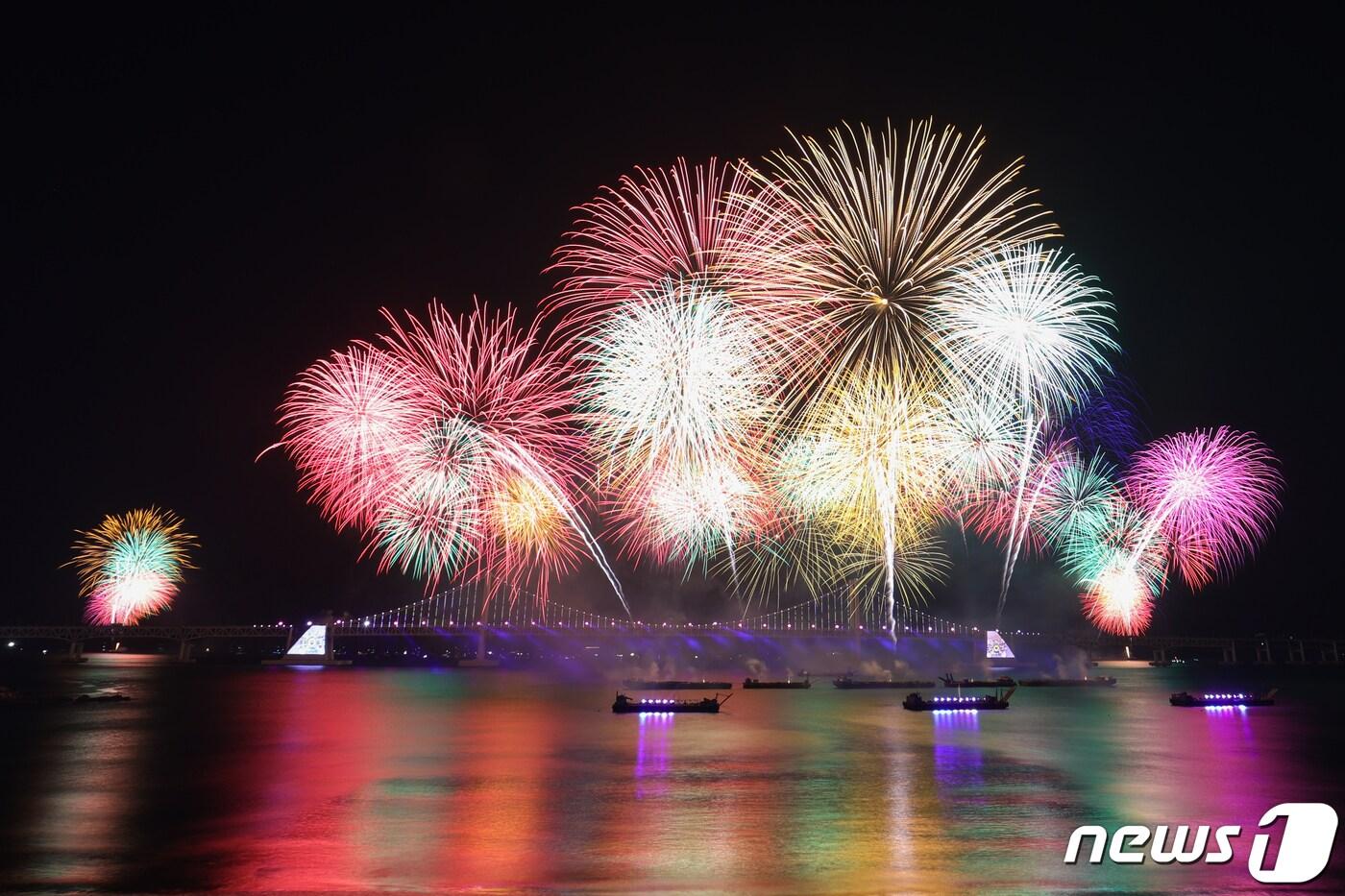  부산 수영구 광안리해수욕장 일대에서 열린 '제17회 부산불꽃축제' 에서 화려한 불꽃이 부산 밤바다를 수놓고 있다. 2022.12.17/뉴스1 ⓒ News1 