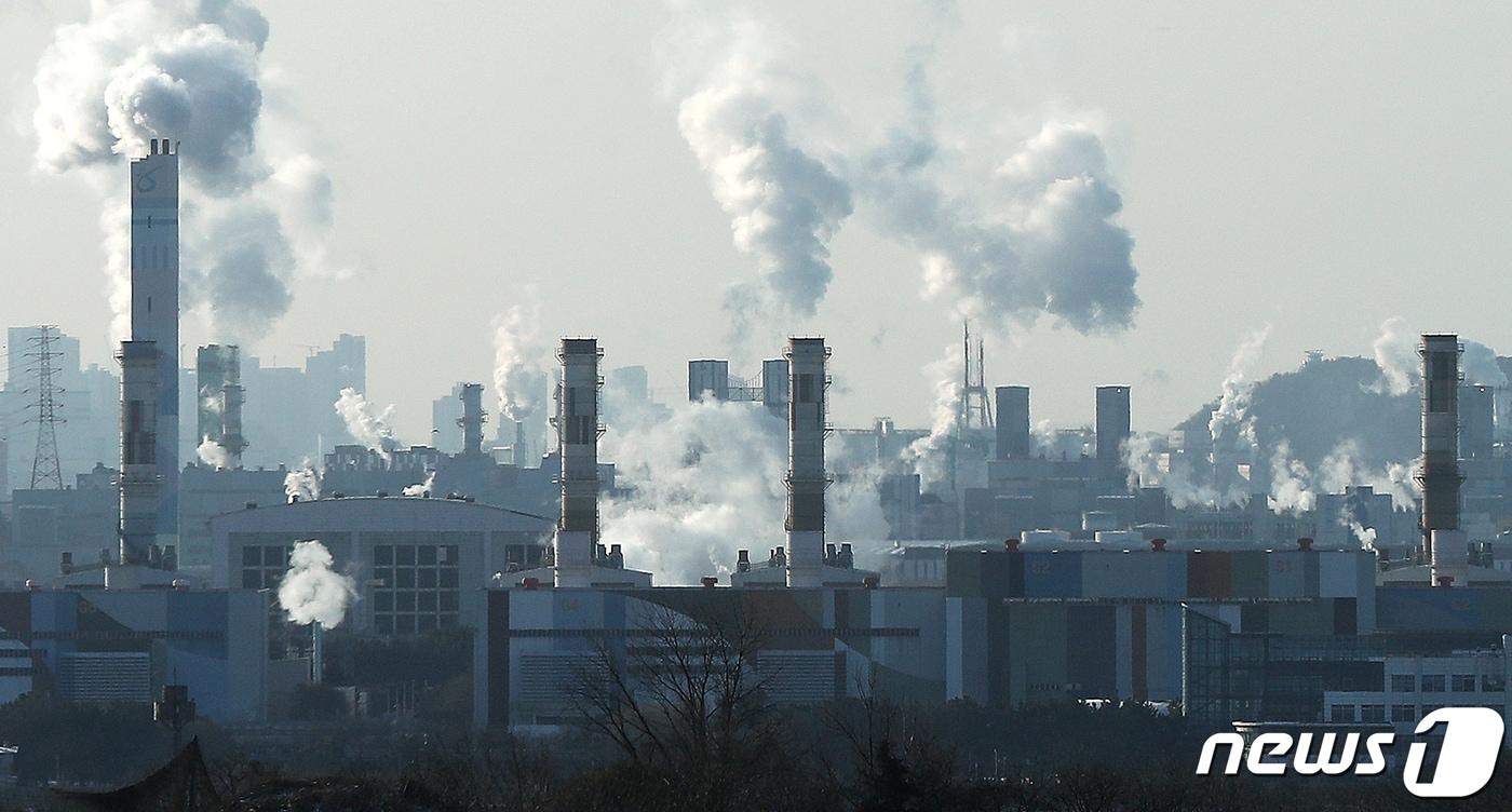 화력발전소 굴뚝에서 수증기가 뿜어져 나오고 있다. 2022.12.18/뉴스1 ⓒ News1 민경석 기자