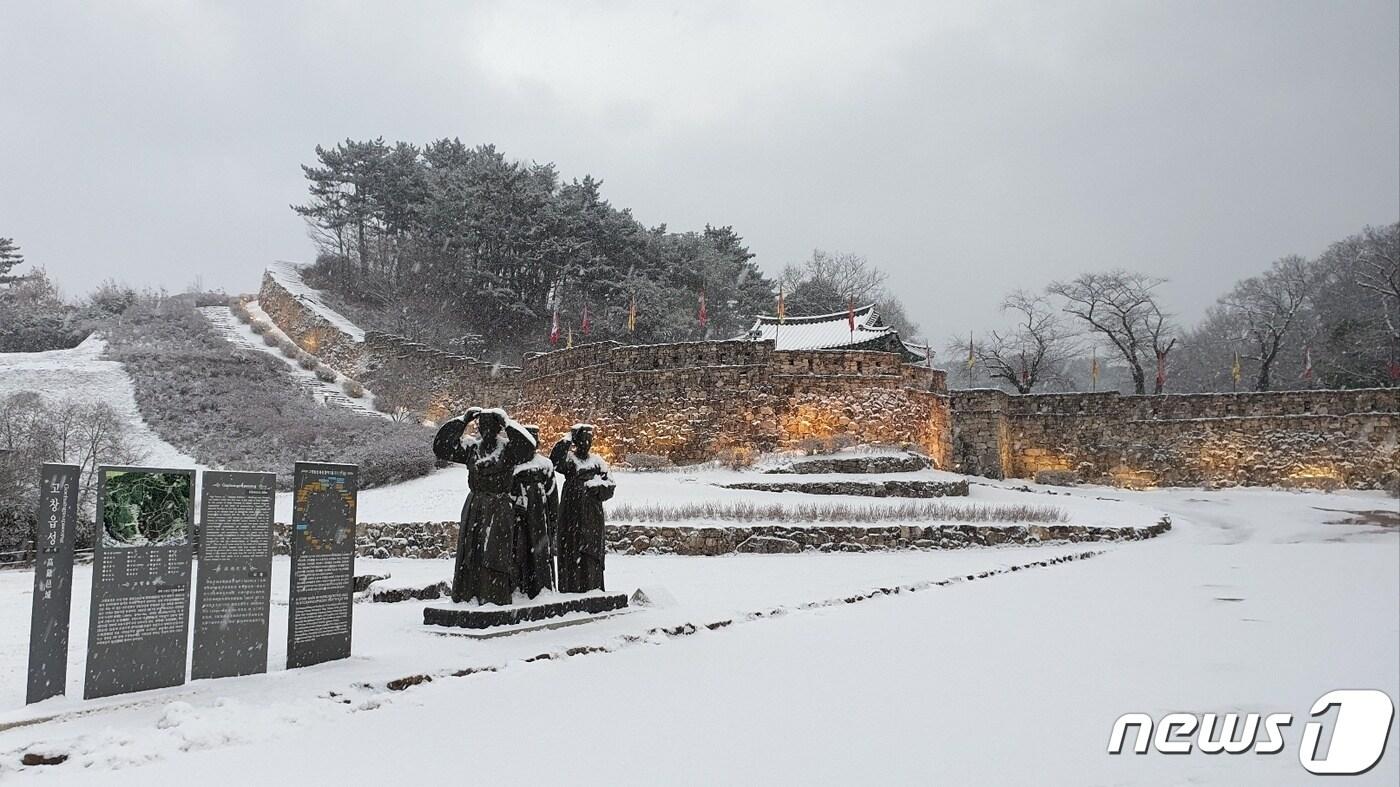 고창지역은 18일 오전 10시 현재 평균 19.3㎝(선운산 최대 26.2㎝) 적설량을 보이고 있으며, 전날(17일) 오전 11시30분에 내려졌던 대설경보는 해제됐다. 눈내린 고창읍성.2022.12.18/ 뉴스1ⓒ News1 박제철 기자