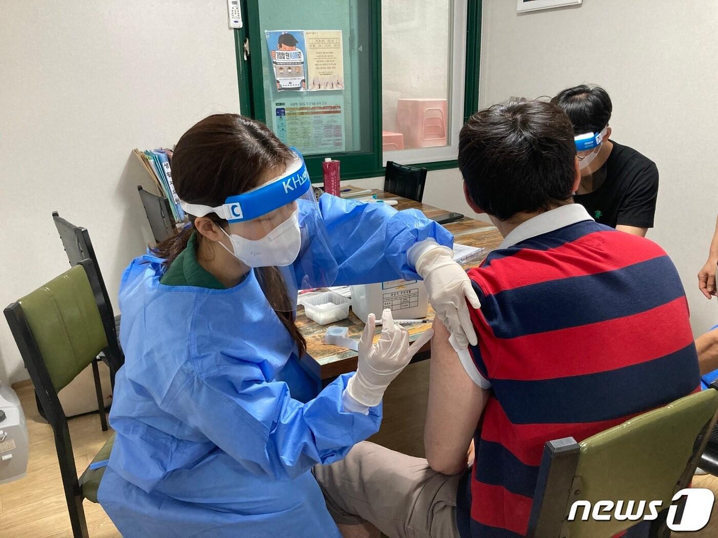 본문 이미지 - 전남 도민의 코로나19 예방접종 모습.(전남도 제공) 2022.12.18/뉴스1