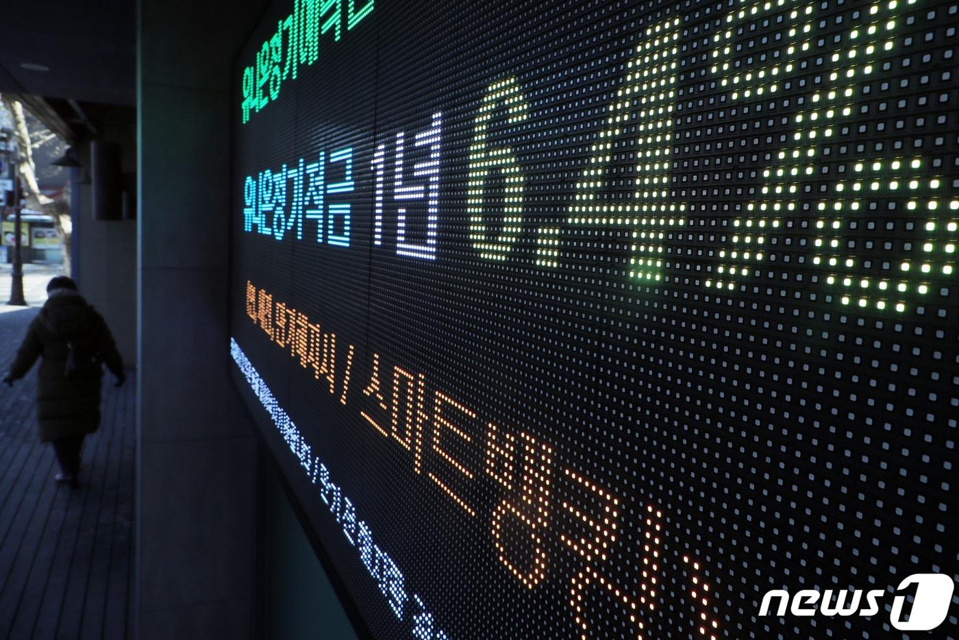 본문 이미지 - 사진은 이날 서울 시내 한 은행의 예금금리를 홍보하는 전광판. 2022.12.18/뉴스1 ⓒ News1 황기선 기자