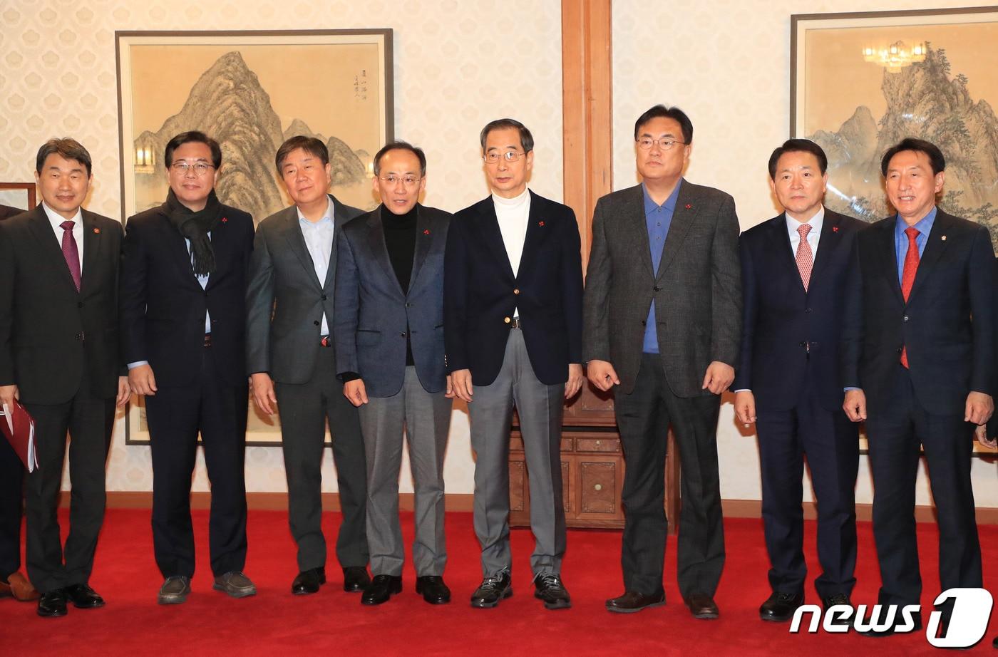 본문 이미지 - 한덕수 국무총리와 정진석 국민의힘 비상대책위원장이 18일 서울 종로구 삼청동 총리공관에서 열린 고위당정협의회에 앞서 참석자들과 기념촬영을 하고 있다. (공동취재)2022.12.18/뉴스1 ⓒ News1 박세연 기자