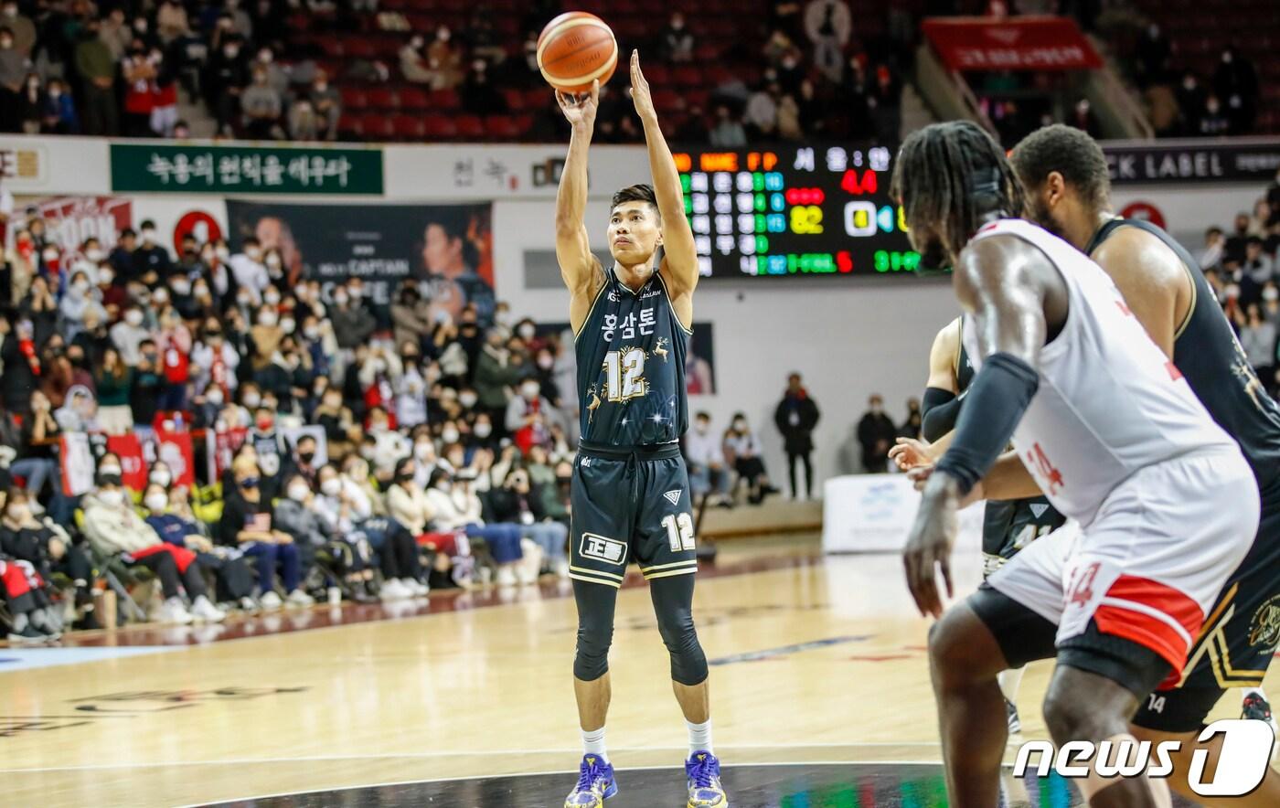 본문 이미지 - 18일 오후 경기 안양실내체육관에서 열린 'SKT 에이닷 프로농구 2022-2023 KBL' 안양 KGC와 서울 SK의 경기에서 KGC 아반도가 자유투를 하고 있다. 2022.12.18/뉴스1 ⓒ News1 김도우 기자