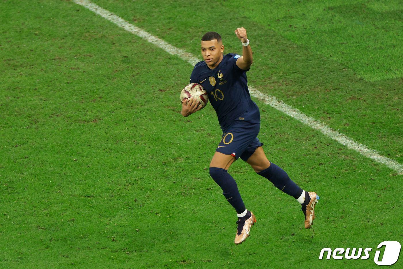 본문 이미지 - 18일(현지시간) 카타르 루사일 스타디움에서 열린 2022 국제축구연맹(FIFA) 카타르 월드컵 결승전 프랑스와 아르헨티나의 경기, 프랑스의 킬리안 음바페가 추격골을 넣은 후 기뻐하고 있다. 2022.12.19 ⓒ AFP=뉴스1 