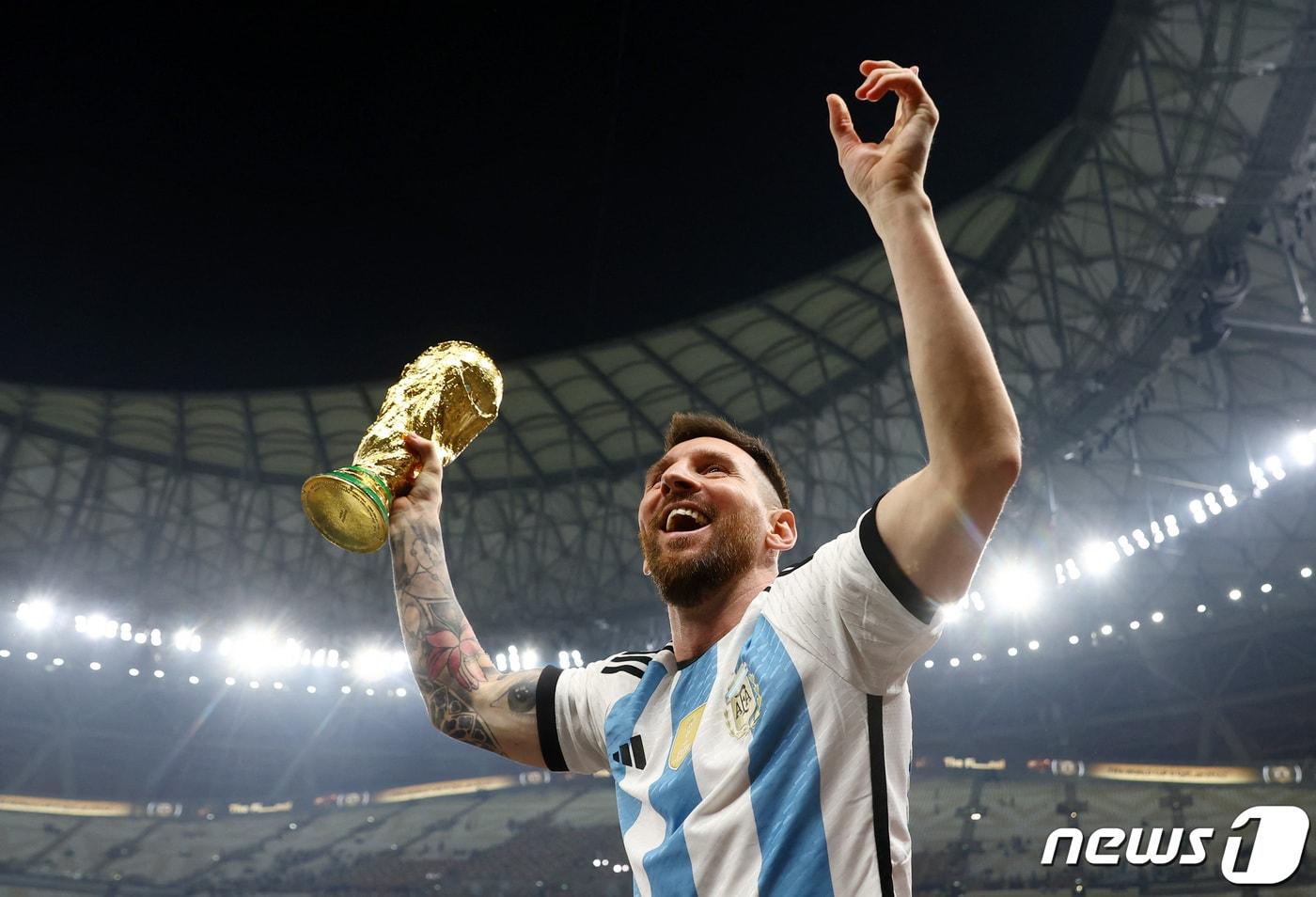 아르헨티나의 리오넬 메시가 18일(현지시간) 카타르 루사일 스타디움에서 열린 2022 국제축구연맹(FIFA) 카타르 월드컵 결승전에서 프랑스를 상대로 승부차기 끝에 우승, 트로피를 들고 기뻐하고 있다. ⓒ 로이터=뉴스1 ⓒ News1 포토공용 기자