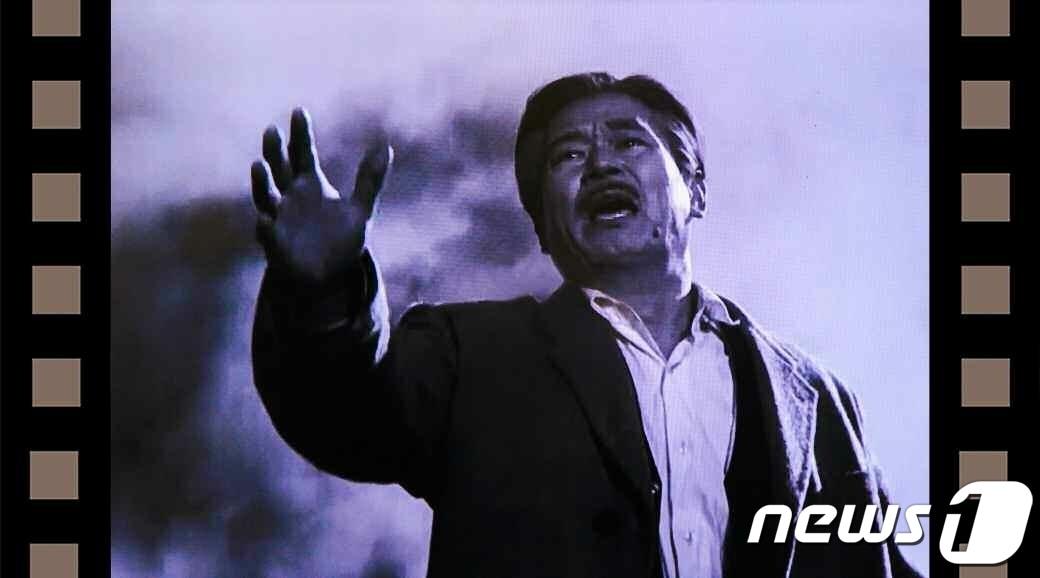 본문 이미지 - (평양 노동신문=뉴스1) = 북한 노동당 기관지 노동신문은 19일 "미제에 대한 환상은 죽음"이라면서 반제계급의식을 강조했다. 사진은 이같은 내용을 다룬 예술영화 '최학신의 일가'의 한 장면. [국내에서만 사용가능. 재배포 금지. DB 금지. For Use Only in the Republic of Korea. Redistribution Prohibited] rodongphoto@news1.kr