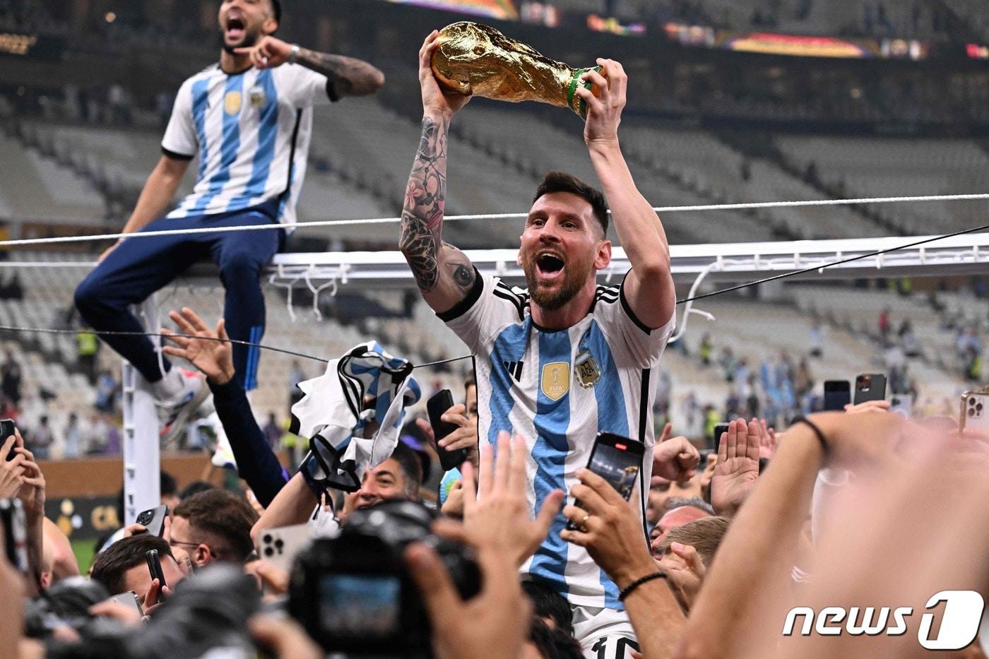 2022 카타르 월드컵 우승을 차지한 아르헨티나 리오넬 메시가 우승컵을 들고 환호하고 있다. ⓒ AFP=뉴스1