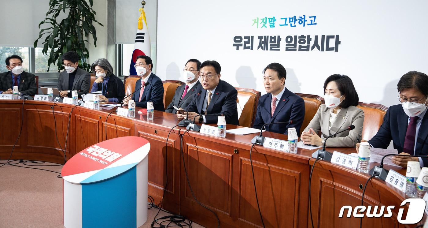 정진석 국민의힘 비상대책위원장이 19일 서울 여의도 국회에서 열린 비상대책위원회의에서 모두 발언을 하고 있다. 2022.12.19/뉴스1 ⓒ News1 유승관 기자