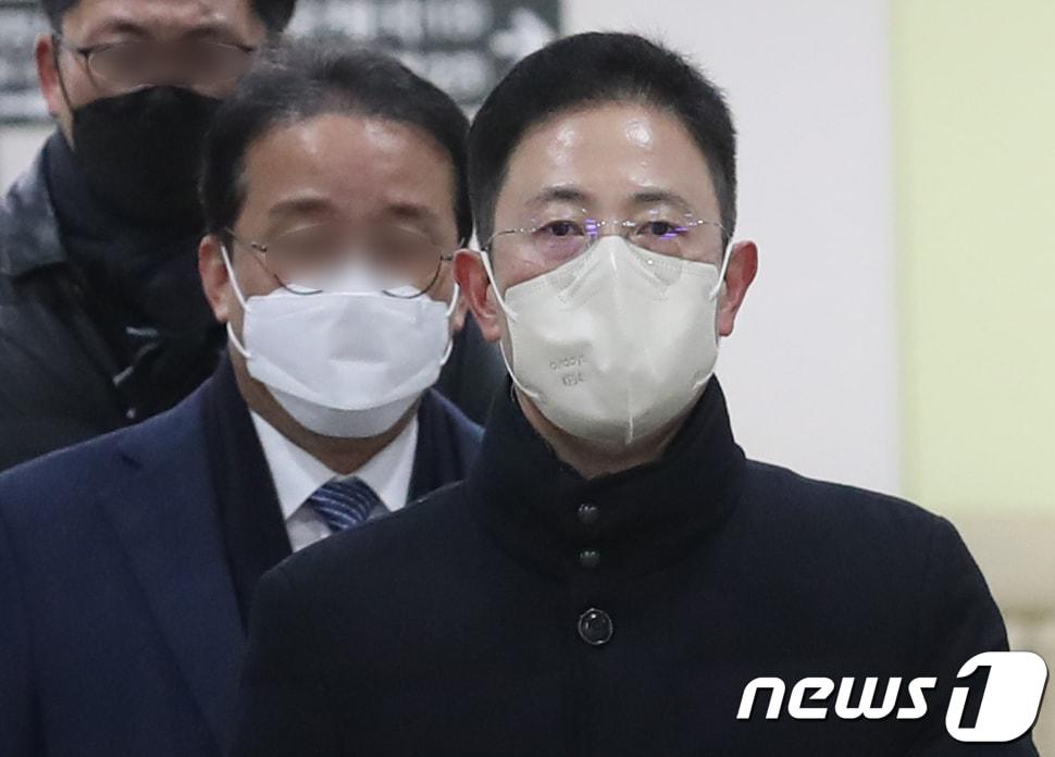 본문 이미지 - &#39;고발사주 의혹&#39;으로 기소된 손준성 서울고검 송무부장&#40;전 대검 수사정보정책관&#41;이 19일 오전 서울 서초구 서울중앙지방법원에서 열린 공직선거법위반 등 공판에 출석하고 있다. 2022.12.19/뉴스1 ⓒ News1 송원영 기자
