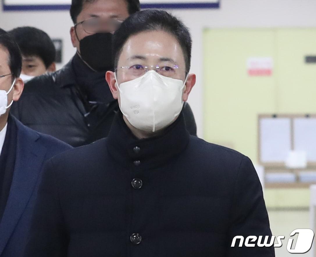 본문 이미지 - &#39;고발사주 의혹&#39;으로 기소된 손준성 서울고검 송무부장&#40;전 대검 수사정보정책관&#41;이 19일 오전 서울 서초구 서울중앙지방법원에서 열린 공직선거법위반 등 공판에 출석하고 있다. 2022.12.19/뉴스1 ⓒ News1 송원영 기자