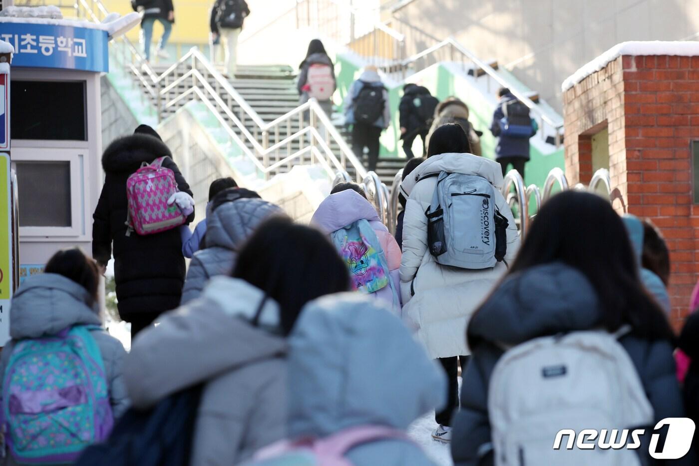 최심적설량 18.8㎝를 기록한 19일 오전 광주 북구 양산동 한 초등학교 앞에서 학생들이 등교하고 있다. 이날 해당 학교는 폭설로 등교 시간을 1시간 연장했다. 2022.12.19/뉴스1 ⓒ News1 정다움 기자