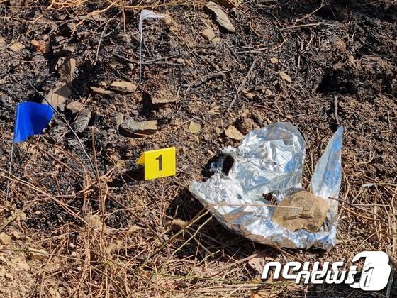 본문 이미지 - 한국전력 대전세종충남본부가 최근 강풍 특보가 연달아 발효됨에 따라, 화재의 원인이 될 수 있는 농사용 반사필름(은박지)과 폐비닐의 처분에 유의해 줄 것을 당부했다. 사진은 지난 2월 경북 영덕군 지품면 삼화리 화재현장에서 발견된 반사필름 일부.(영덕군제공)