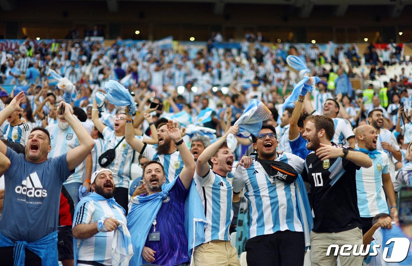 열성적인 아르헨티나 축구팬들. ⓒ 로이터=뉴스1