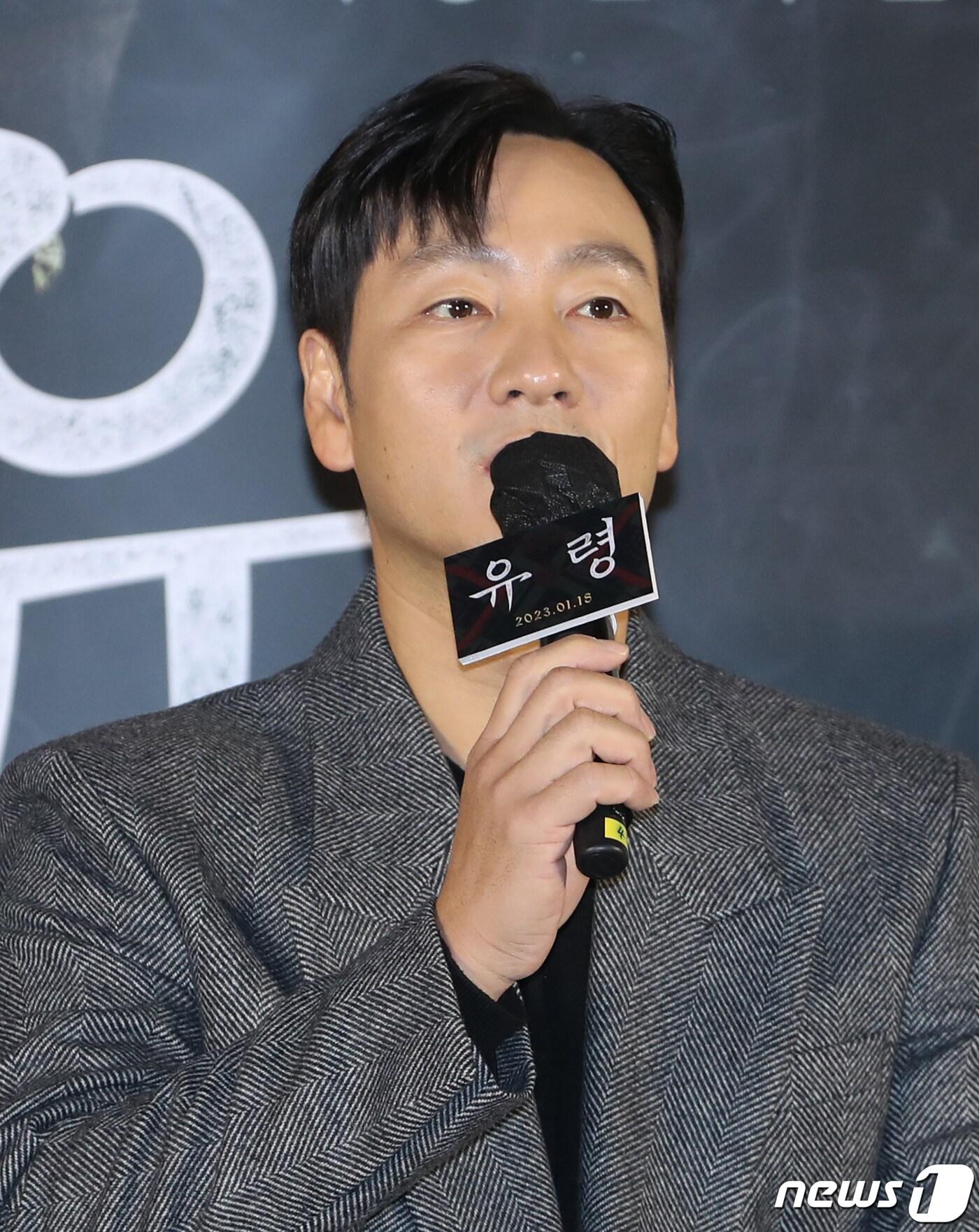 본문 이미지 - 배우 박해수가 19일 오전 서울 용산구 CGV용산아이파크에서 진행된 영화 '유령' 제작발표회에서 인사말을 하고 있다. '유령’(감독 이해영)은 1933년 경성, 조선총독부에 항일조직이 심어놓은 스파이 '유령'으로 의심받으며 외딴 호텔에 갇힌 용의자들이 의심을 뚫고 탈출하기 위해 벌이는 사투와 진짜 '유령'의 멈출 수 없는 작전을 그린 작품이다. 2022.12.19/뉴스1 ⓒ News1 권현진 기자