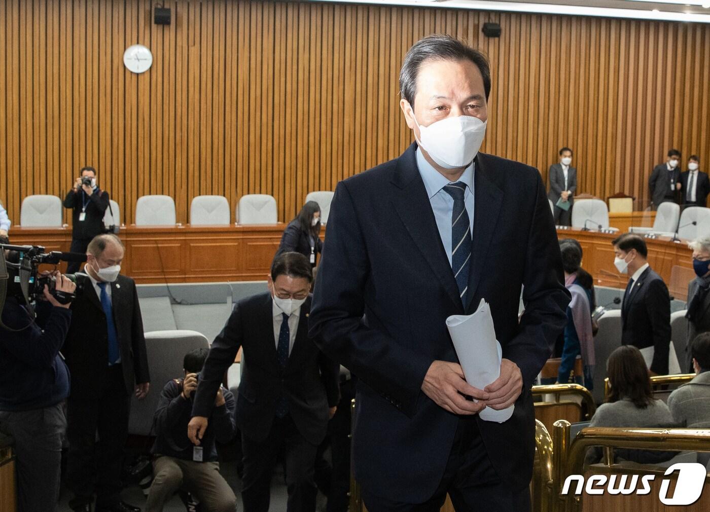 본문 이미지 - 우상호 국회 용산 이태원 참사 진상규명과 재발방지를 위한 국정조사특별위원회 위원장이 19일 오전 서울 여의도 국회에서 열린 용산 이태원 참사 진상규명과 재발방지를 위한 국정조사특별위원회 전체회의를 마친 후 회의실을 나서고 있다. 2022.12.19/뉴스1 ⓒ News1 이재명 기자