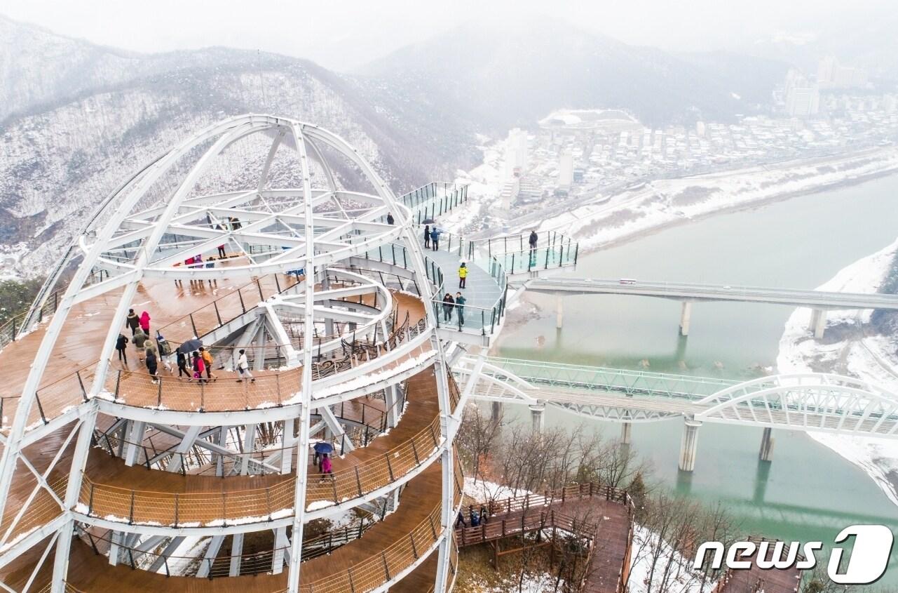 본문 이미지 - 눈내린 단양 만천하스카이워크. 
