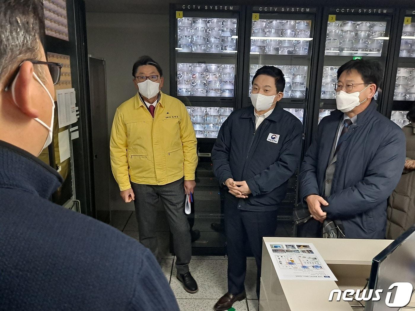 본문 이미지 - 홍태용 김해시장, 원희룡 국토부 장관, 김정호 국회의원(왼쪽부터)이 19일 오전 김해센텀두산위브더제니스 아파트를 찾아 지능형 홈네트워크에 대한 문제점 등을 아파트 관계자로부터 듣고 있다. 2022.12.19 김명규 기자