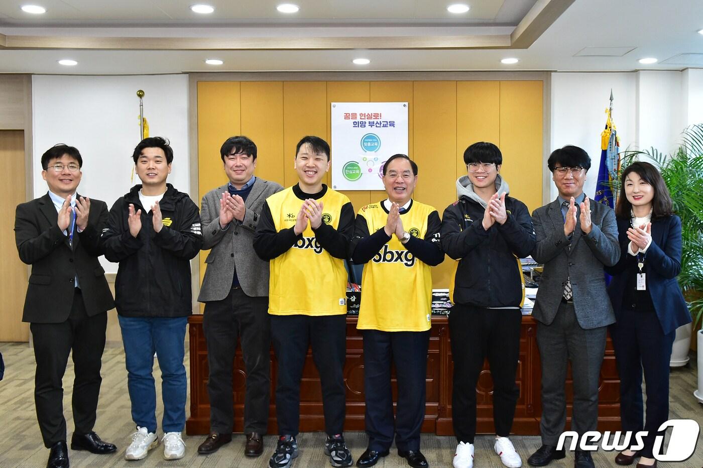 본문 이미지 - 하윤수 부산시교육감(오른쪽 네 번째)이 샌드박스 네트워크와 게임 역기능 예방 및 건전 게임 윤리교육 프로그램을 개발해 모든 학교에 보급하기로 협력하고 기념촬영을 하고 있다.(부산시교육청 제공)