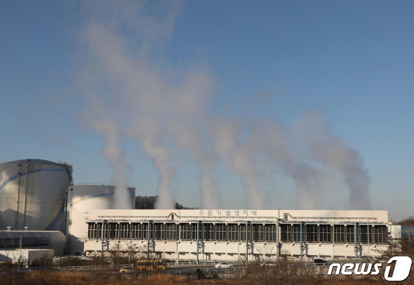 대구 동구 율암동 열병합발전소에서 혁신도시 내 지역난방을 위한 열 공급설비가 가동되자 쉴 새 없이 수증기가 피어오르고 있다. 2022.12.19/뉴스1 ⓒ News1 공정식 기자