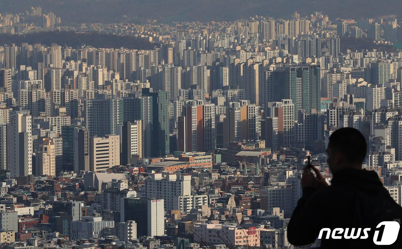 본문 이미지 - 서울 남산에서 바라본 아파트 모습. 2022.12.19/뉴스1 ⓒ News1 송원영 기자