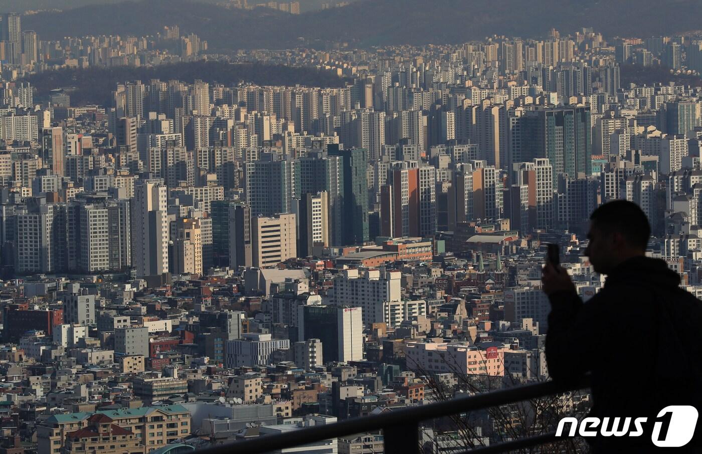 본문 이미지 - 사진은 이날 서울 남산에서 바라본 아파트 모습. 2022.12.19/뉴스1 ⓒ News1 송원영 기자