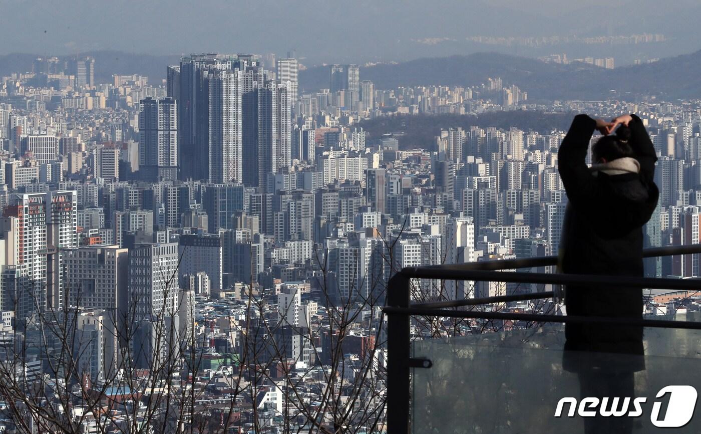 본문 이미지 - 사진은 이날 서울 남산에서 바라본 아파트 모습. 2022.12.19/뉴스1 ⓒ News1 송원영 기자