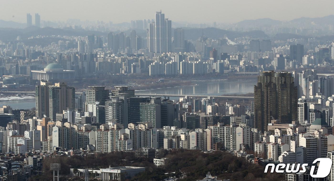 본문 이미지 - 서울 남산에서 바라본 아파트 모습. 2022.12.19/뉴스1 ⓒ News1 송원영 기자