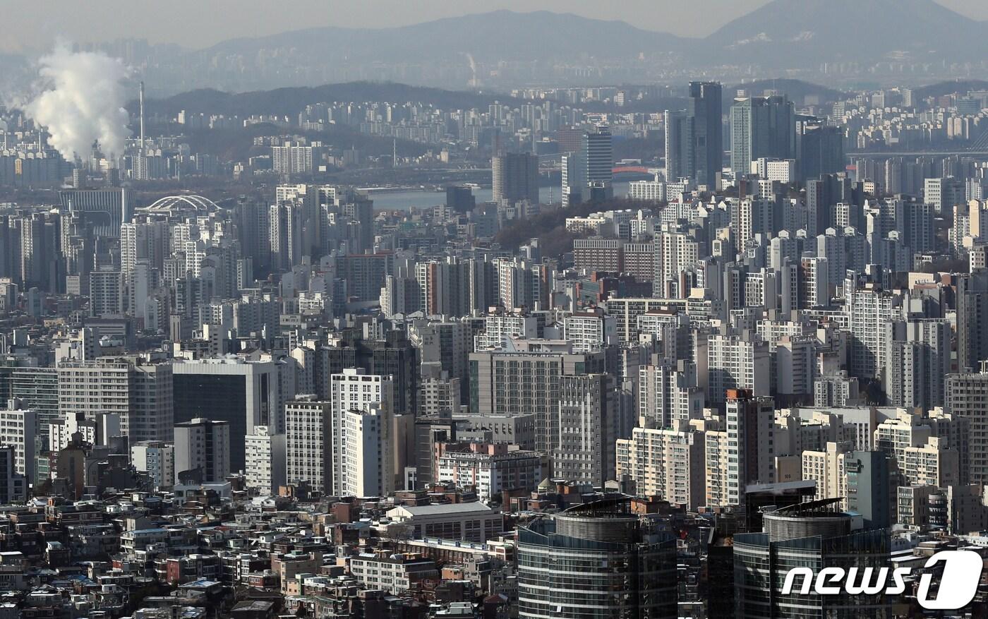 본문 이미지 - 사진은 이날 서울 남산에서 바라본 아파트 모습. 2022.12.19/뉴스1 ⓒ News1 송원영 기자