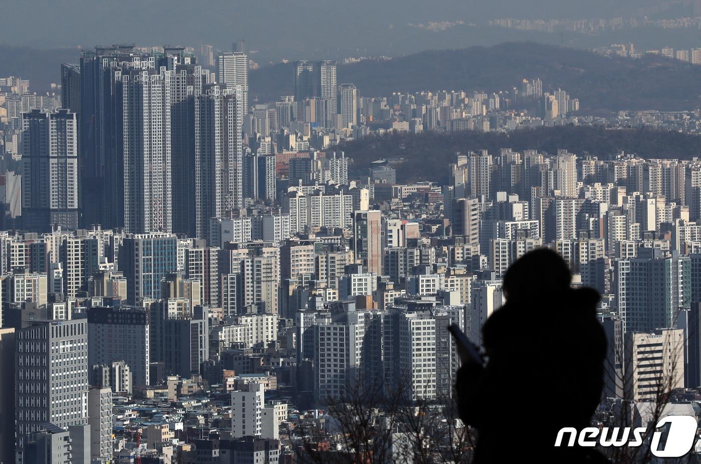 본문 이미지 - 사진은 이날 서울 남산에서 바라본 아파트 모습. 2022.12.19/뉴스1 ⓒ News1 송원영 기자