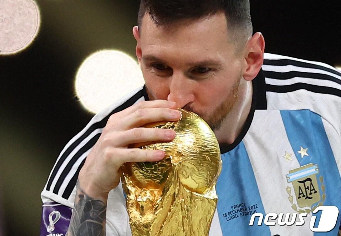 본문 이미지 - 지난 2022 카타르 FIFA 월드컵에서 우승을 차지한 리오넬 메시(파리 생제르맹) ⓒ 로이터=뉴스1 ⓒ News1 이종덕 기자