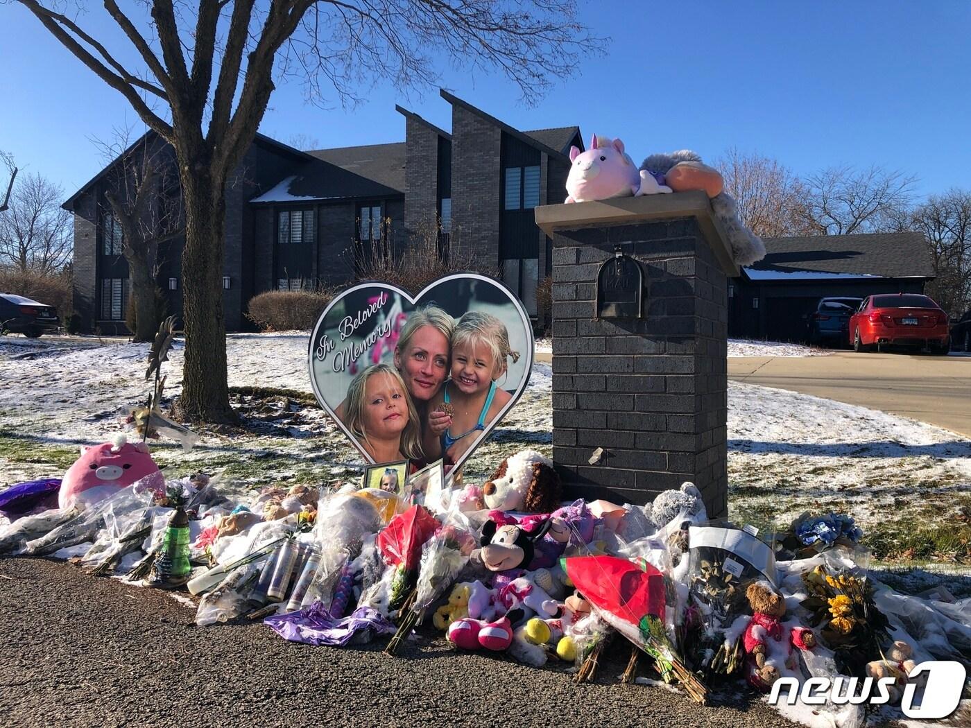 본문 이미지 - 시카고 교외 도시 버펄로 그로브에서 지난달 30일 벌어진 참극. 베라와 그녀의 6살, 4살 두 딸 등이 죽은 채 뱔견된 버펄로 그로브 자택 앞 놓인 추모 흔적들. 현장을 방문한 18일 오후 시카고 겨울 바람이 찼다. ⓒ News1 박영주 통신원