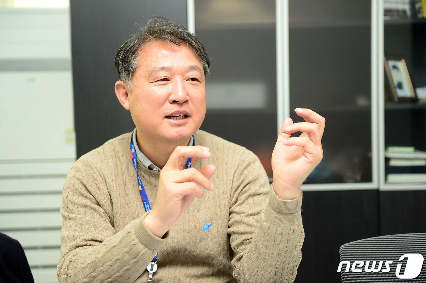 본문 이미지 - 탁용석 광주정보문화산업진흥원장이 19일 뉴스1과 만나 인터뷰를 하고 있다. 탁 원장은 실감콘텐츠 분야의 유망 업체를 유치하고 광주를 인력 양성의 메카로 만들어 2030년 매출 10조원 도시를 만드는 비전을 제시했다.2022.12.19/뉴스1 ⓒ News1 박준배 기자