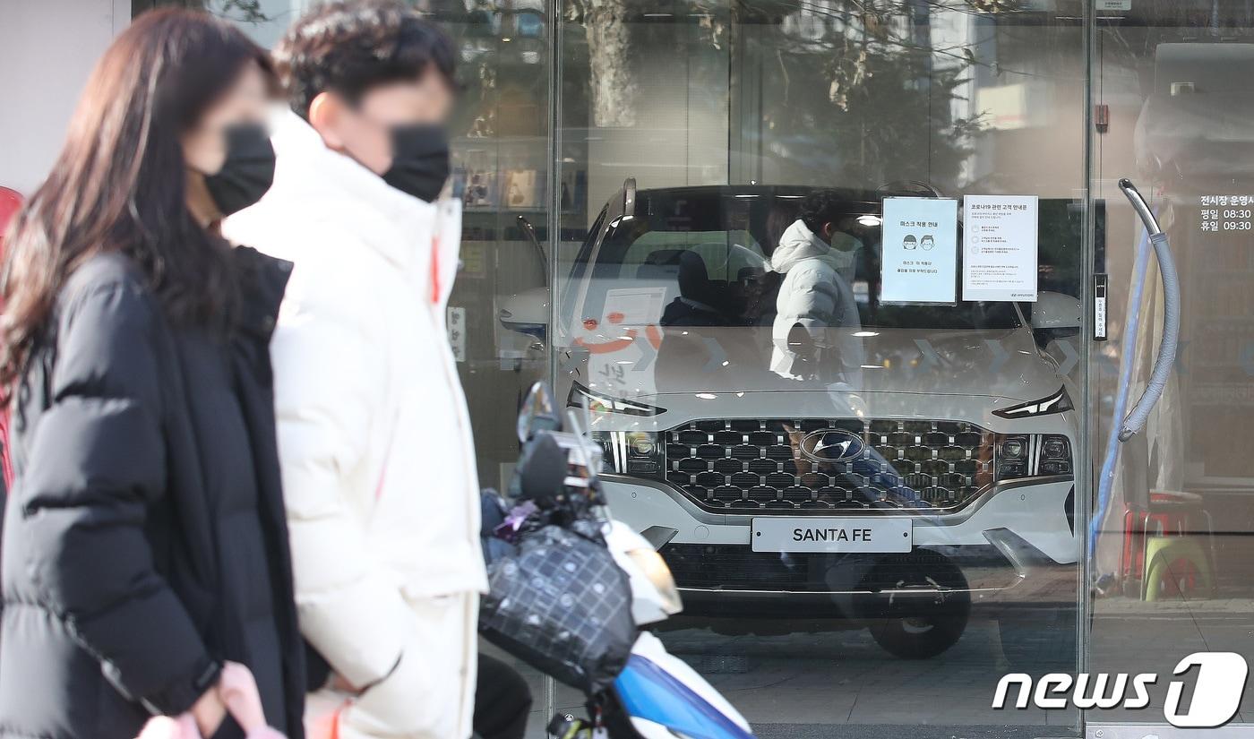 본문 이미지 - 서울 시내의 한 자동차 판매 대리점 모습(사진은 기사와 관련 없음). 2022.12.19/뉴스1 ⓒ News1 임세영 기자