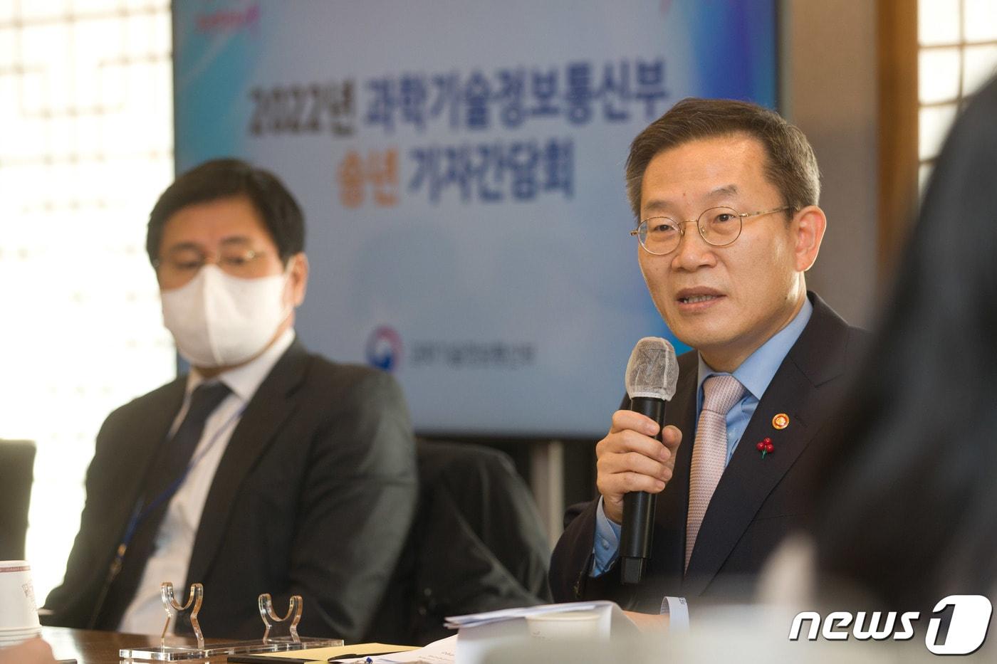 본문 이미지 - 이종호 과학기술정보통신부 장관이 19일 세종특별자치시 과기정통부 인근 식당에서 열린 '과학기술정보통신부 기자간담회' 에 참석해 인사말을 하고 있다. (사진제공=과학기술정보통신부)