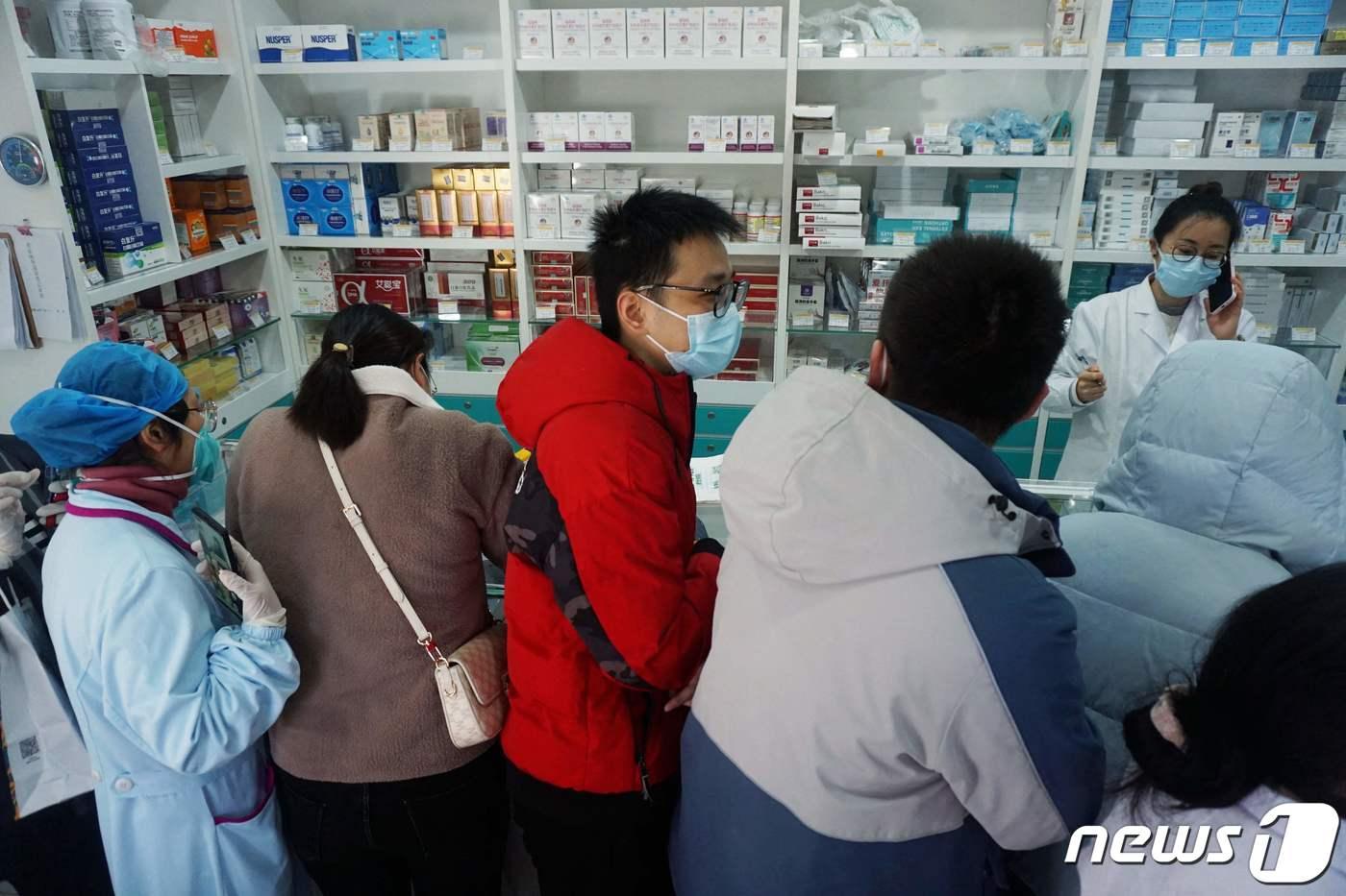 지난 19일(현지시간) 중국 항저우에서 신종 코로나바이러스 감염증(코로나19) 유행이 여전히 한창인 가운데, 한 남성이 약국에서 코로나19 검사 키트를 구매하고 있다. ⓒ AFP=뉴스1 ⓒ News1 이유진 기자