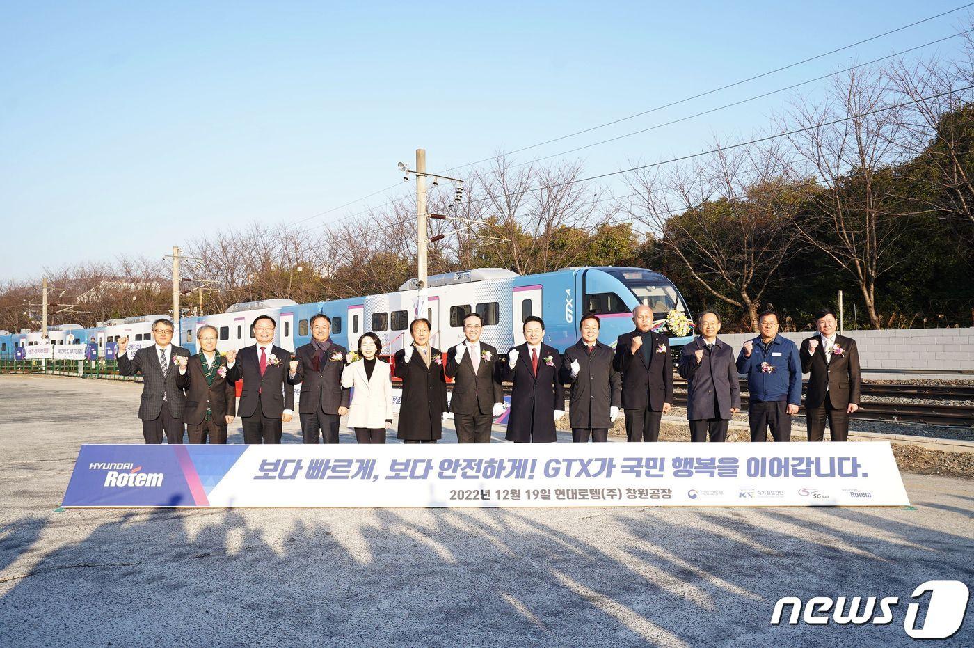 본문 이미지 - 현대로템 창원공장에서 열린 수도권광역급행철도 GTX-A 출고식에서 왼쪽부터 정경훈 SG레일 대표이사, 김한영 국가철도공단 이사장, 홍남표 창원시장, 이동환 고양시장, 홍정민 의원, 윤후덕 의원, 이용배 현대로템 대표이사, 원희룡 국토교통부 장관, 박완수 경남도지사, 이용우 의원, 한석윤 한국철도기술연구원장, 박종출 현대로템 지회장, 최진석 한국철도학회장이 기념 촬영을 하고 있다. (현대로템 제공) 