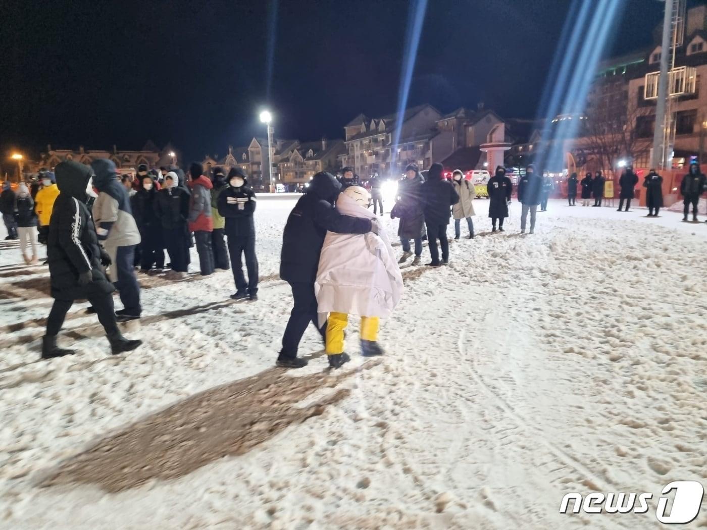 본문 이미지 - 지난해 12월 19일 오후 4시 12분쯤 강원 평창군 알펜시아 스키장에서 리프트가 멈추는 사고가 발생하자 탑승객들이 고립된 가운데 소방 당국에 의해 구조된 승객이 부축을 받아 이동하고 있다. 2022.12.19/뉴스1 ⓒ News1 윤왕근 기자