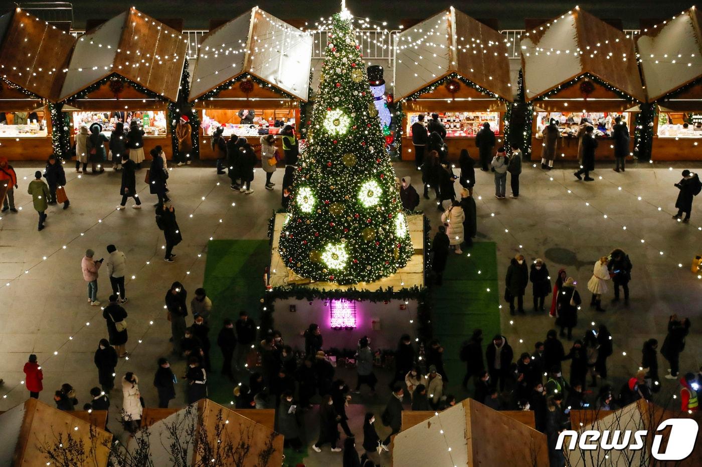 19일 오후 서울 종로구 광화문광장에서 &#39;2022 서울 빛초롱&#39;과 &#39;서울라이트 광화&#39;가 동시에 개최되고 있다. &#39;2022 서울 빛초롱&#39;과 &#39;서울라이트 광화&#39;는 이날 개막해 오는 31일까지 13일간 진행되며 매일 오후 6시부터 10시까지 관람할 수 있다. 2022.12.19 /뉴스1 ⓒ News1 김도우 기자