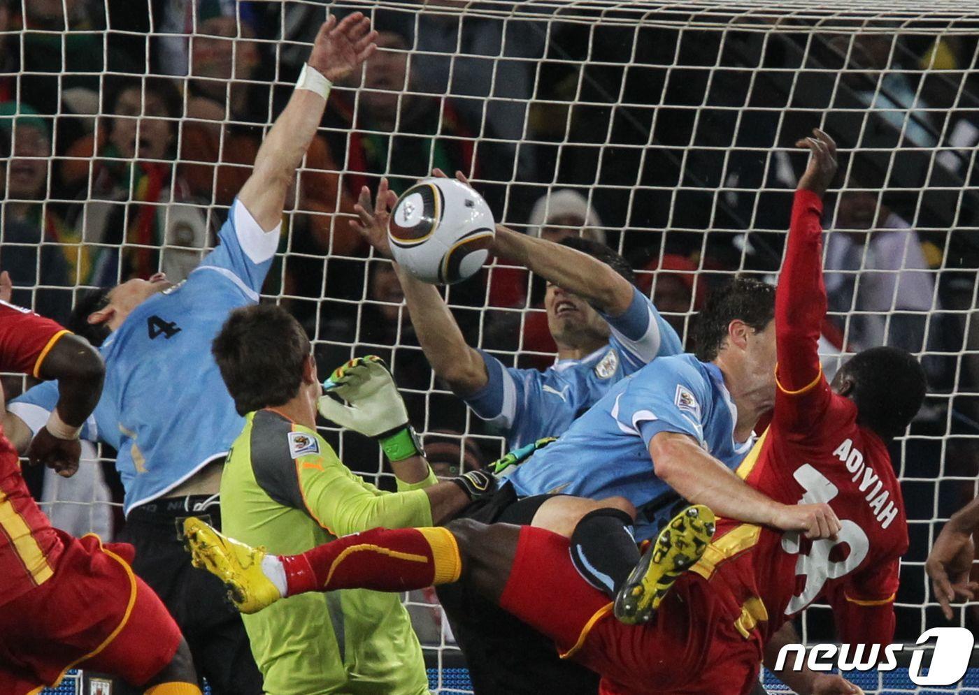 2010년 가나전에서 손으로 공을 막은 수아레스 ⓒ AFP=뉴스1