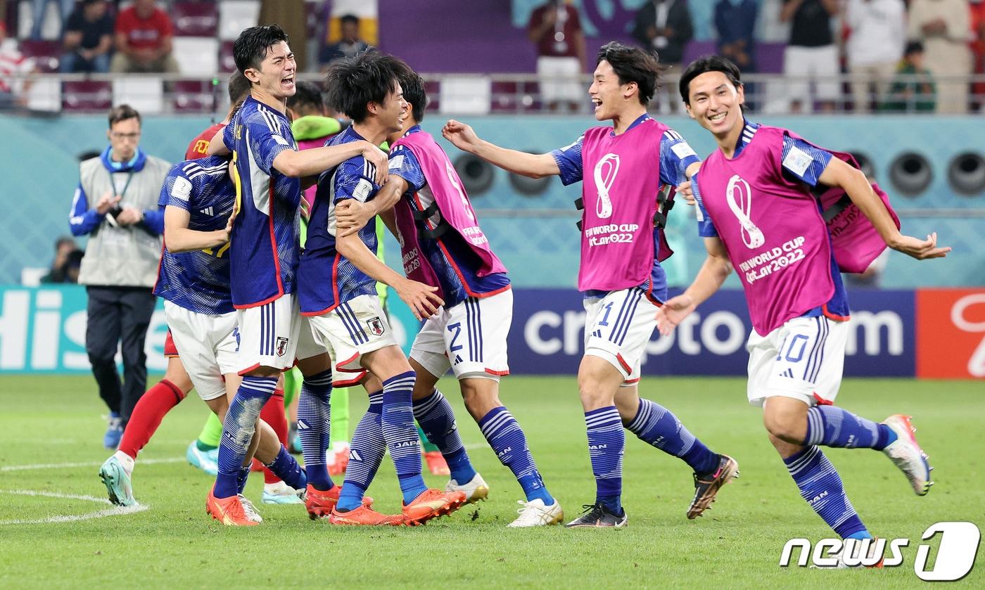 1일(현지시간) 저녁 카타르 도하 칼리파 스타디움에서 열린 2022 카타르 월드컵 조별리그 E조 3차전 스페인과 일본의 경기에서 2대1로 역전승을 거둔 일본 선수들이 환호하고 있다. 일본은 조 1위로 16강 티켓을 따냈다. 2022.12.2/뉴스1 ⓒ News1 이동해 기자