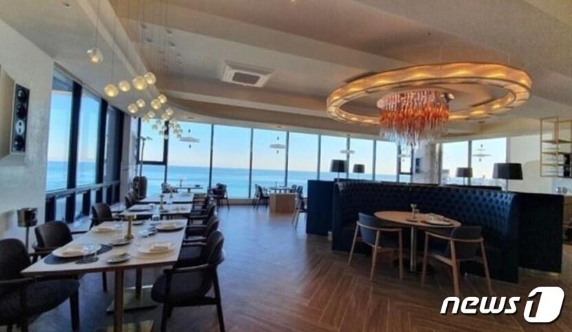 본문 이미지 - 부산 송정에 있는 LAB(랩)24 바이 쿠무다 내부 전경(부산시 제공) 